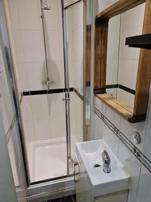 Cute One Bedroom Apartment Лондон Екстериор снимка