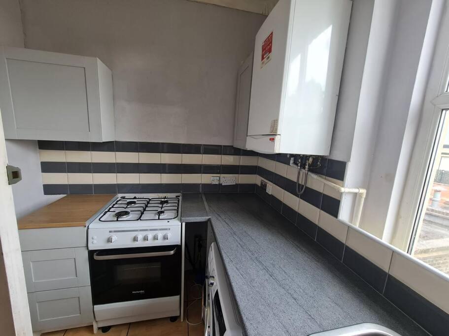 Cute One Bedroom Apartment Лондон Екстериор снимка